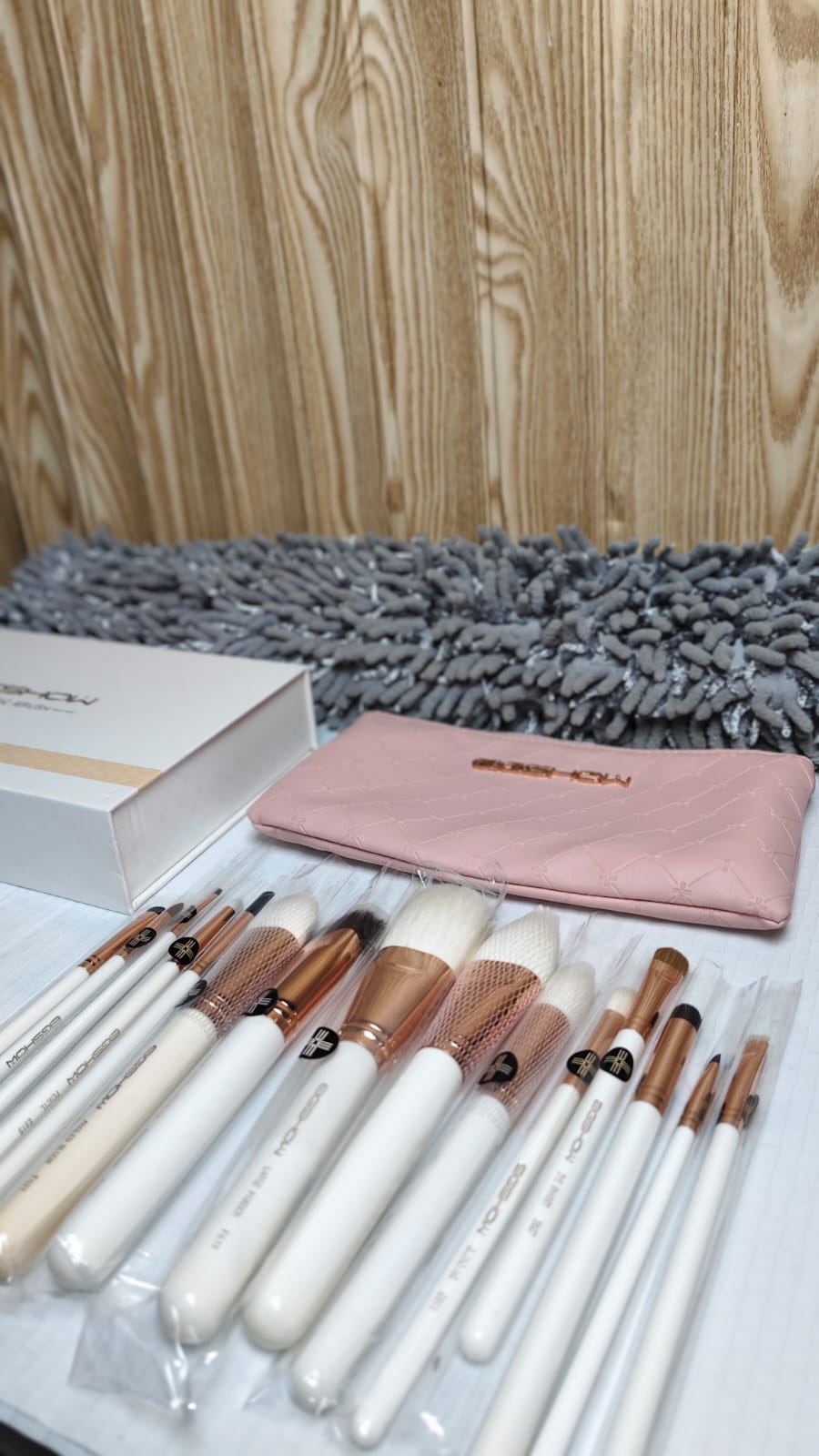 EIGSHOW Makeup Brush Set - 15 Piece